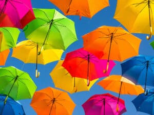Sinnstiftende Kunstaktion: Umbrella Sky in Mainz