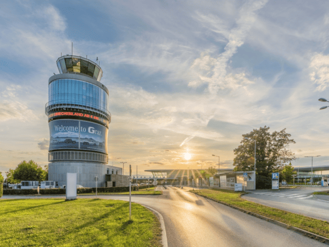 Grazer Flughafen: Insektenhotels neben der Landebahn