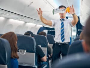 Gestapelte Becher, Lärm und Dreck: Was Flugbegleiter nervt