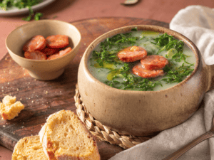 Herzhaft und wärmend: Portugiesische Grünkohlsuppe