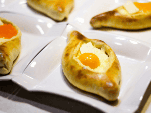 Khachapuri: Das einmalige Butterbrot aus Georgien