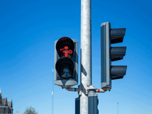 Wikinger-Ampel in Schleswig: Männchen mit Helm und Schild regelt den Verkehr