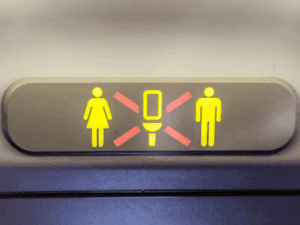 Einmal auf die Toilette, bitte! Wie Pinkeln beim Kerosinsparen hilft
