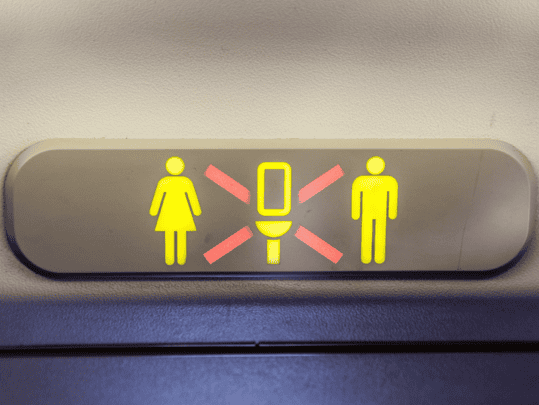 Einmal auf die Toilette, bitte! Wie Pinkeln beim Kerosinsparen hilft