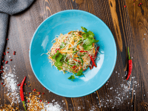 Funchosa: Koreanischer Glasnudelsalat mit Gemüse