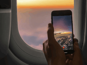 Flugmodus kommt aus der Mode: 42 Prozent lassen ihr Handy an Bord an