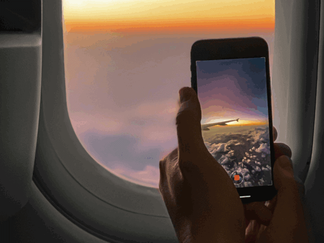 Flugmodus kommt aus der Mode: 42 Prozent lassen ihr Handy an Bord an