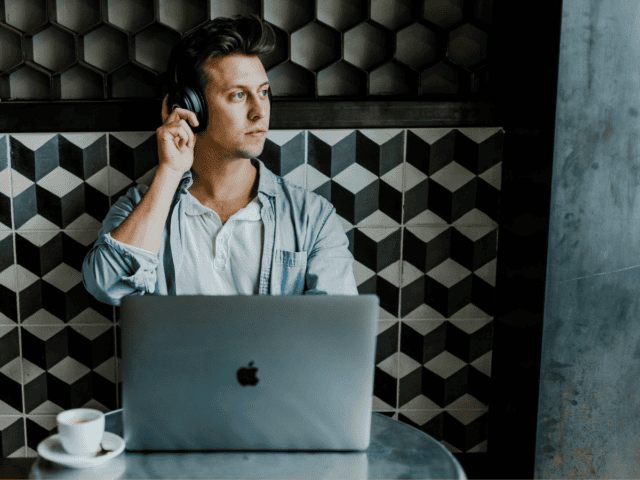 Durchsagen direkt ins Ohr: Frankfurt testet neue Flughafen-Technik