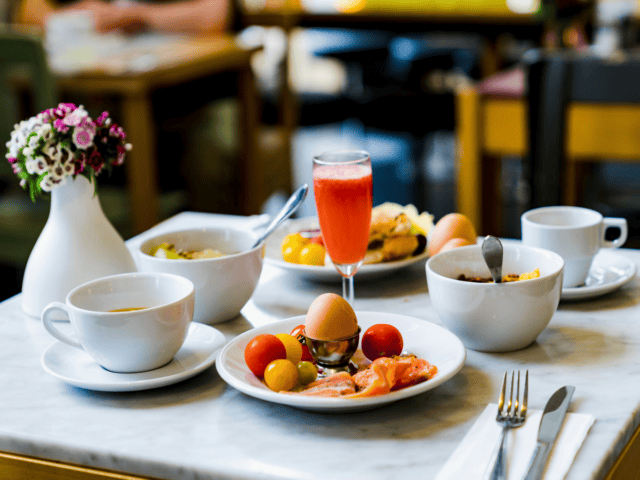 Hotelfrühstück einpacken: Was ist erlaubt und was tabu?